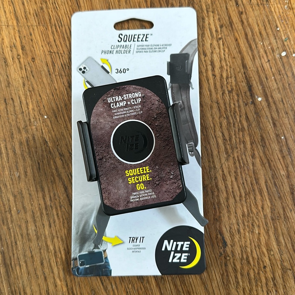 NIB Nite Ize Clippable Phone Holder